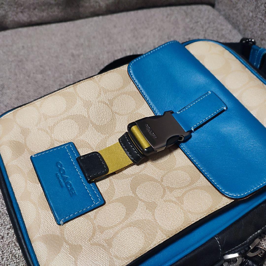 COACH　ボディバッグ　レアカラー