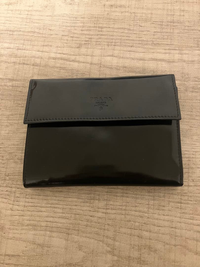 プラダ　パテント　折り財布　がま口