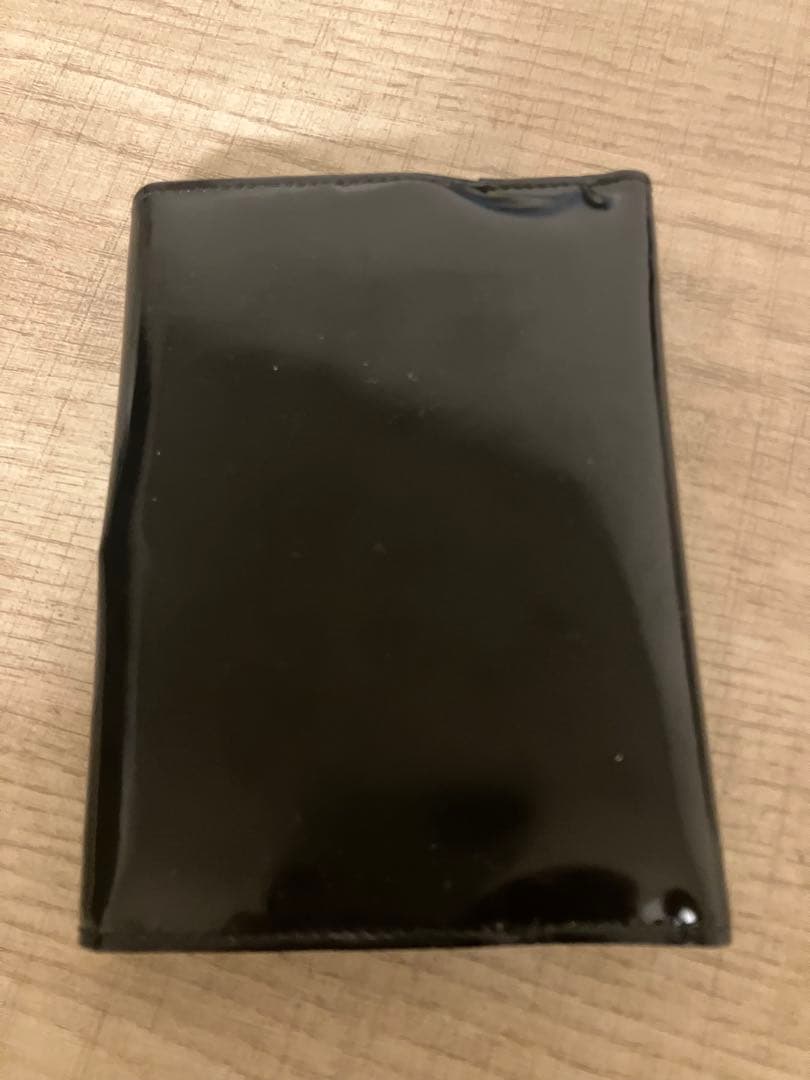 プラダ　パテント　折り財布　がま口