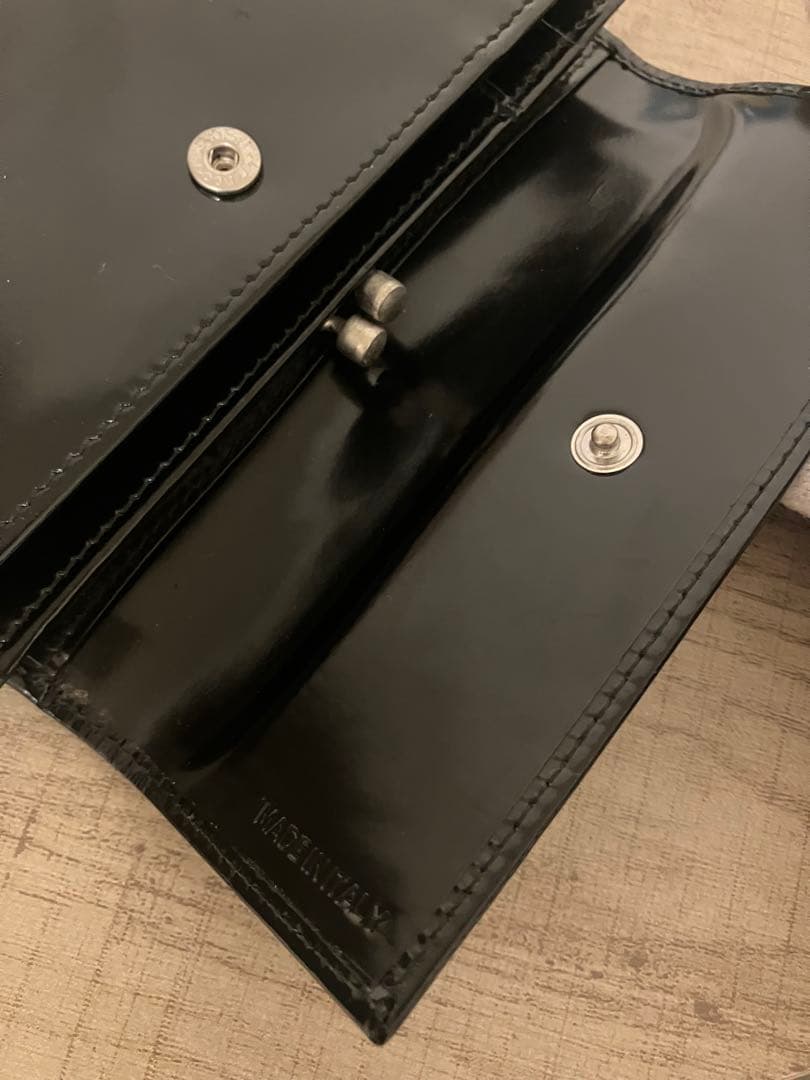 プラダ　パテント　折り財布　がま口