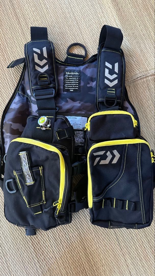 Daiwa フローティングジャケット ブラック/カモフラージュ　ダイワ