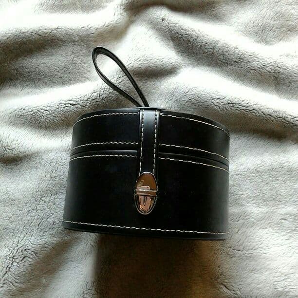 新品未使用です飾っていました宝石入れです持ちてがあるので使いやすいです