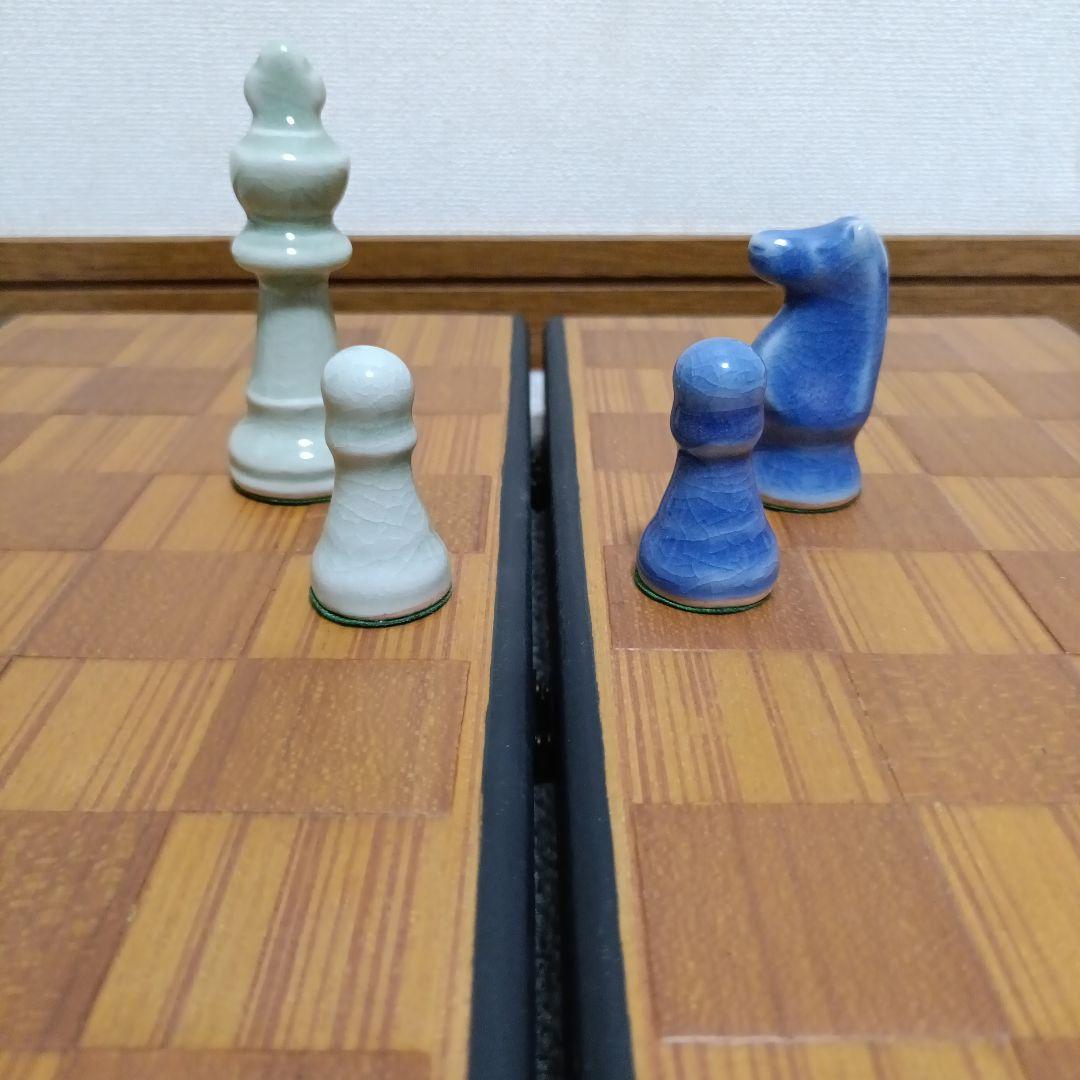 タイ　セラドン焼き陶器駒とチェスボード