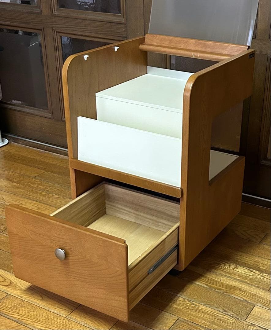 カリモク　マガジンラック　チェスト　小物　モダンデザイン　キャスター付き