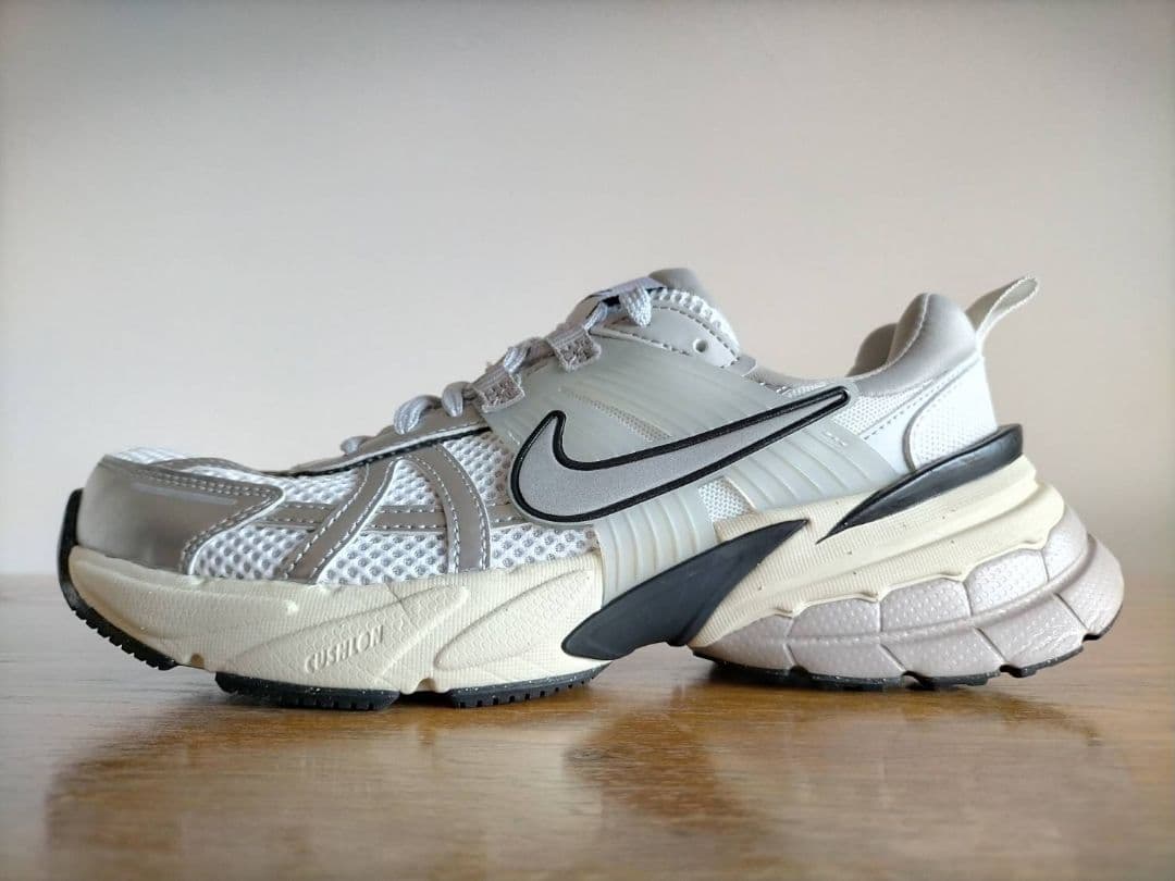 ナイキ　NIKE　V2K RUN　ホワイト×シルバー　24.0cm