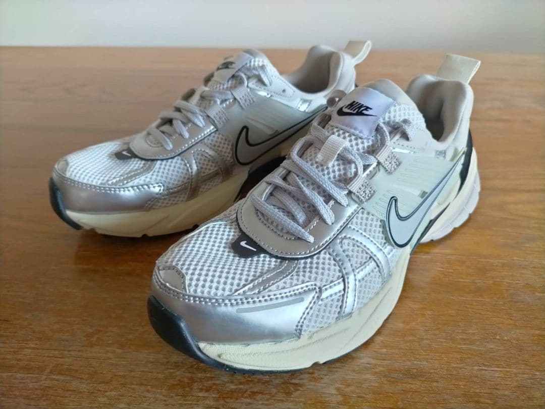 ナイキ　NIKE　V2K RUN　ホワイト×シルバー　24.0cm