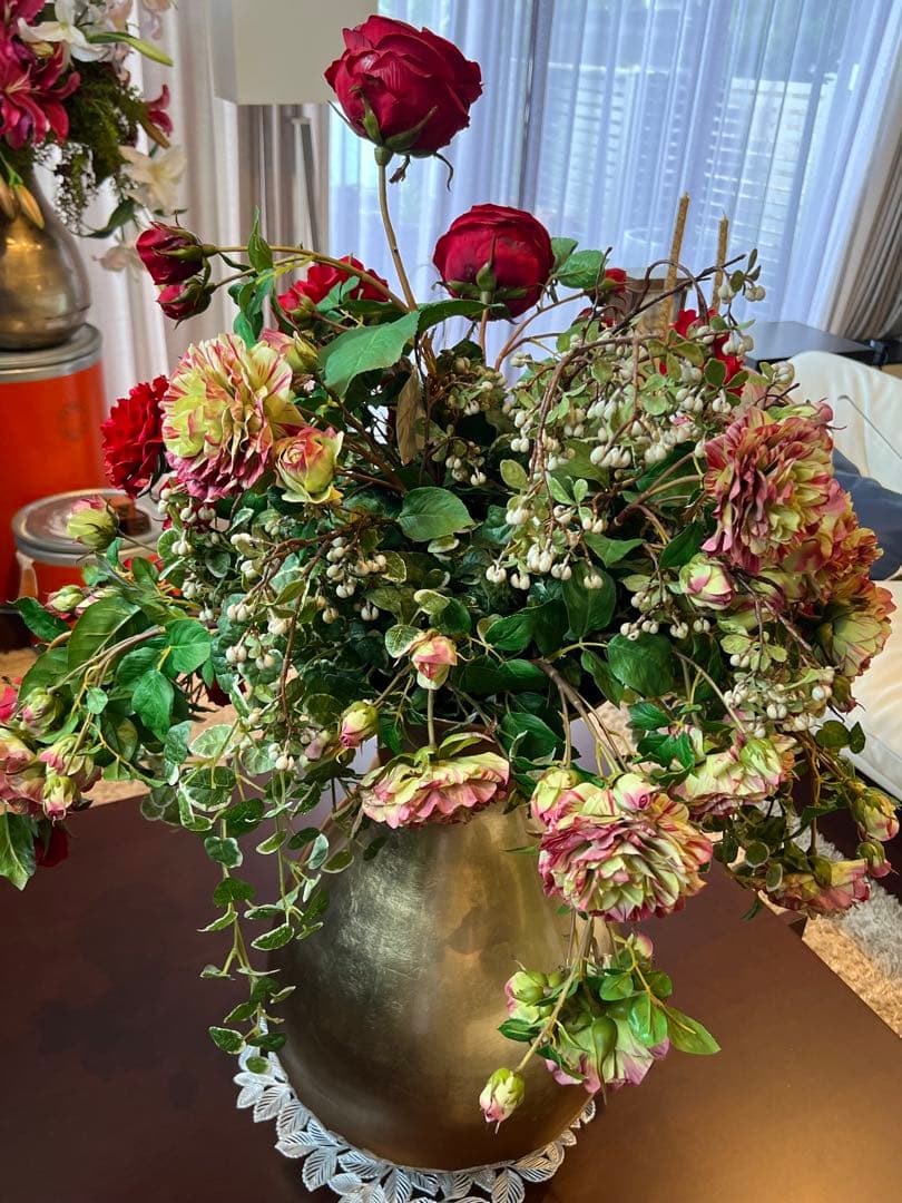 【美品】巨大エミリオロバ　赤いバラの豪華なアレンジメント