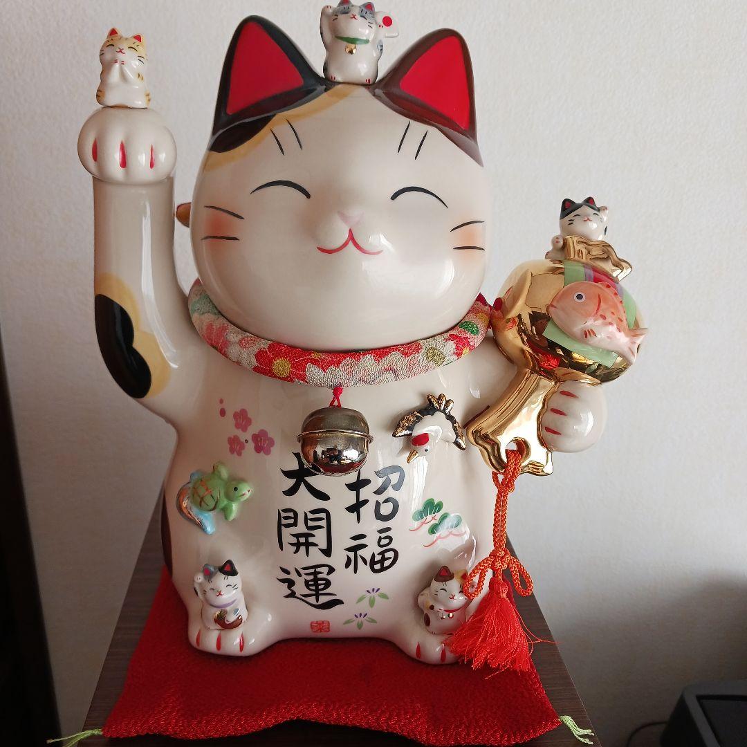 薬師窯 彩絵 招福大開運招き猫 (ちりめん 首輪.座布団付き) 置物