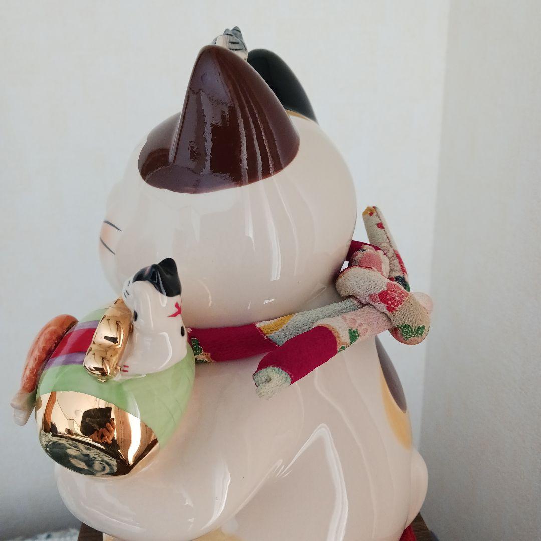 薬師窯 彩絵 招福大開運招き猫 (ちりめん 首輪.座布団付き) 置物