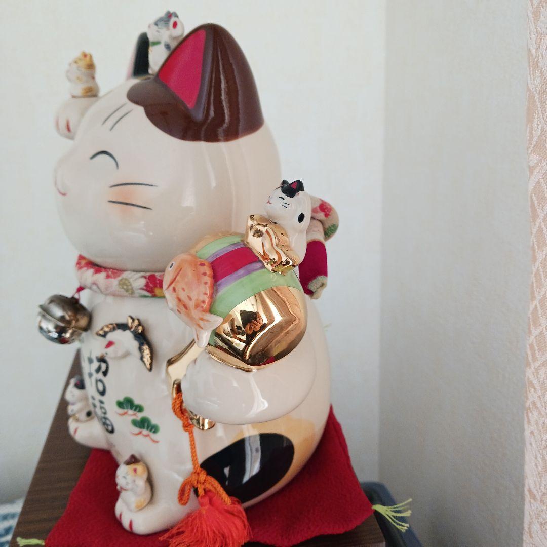 薬師窯 彩絵 招福大開運招き猫 (ちりめん 首輪.座布団付き) 置物