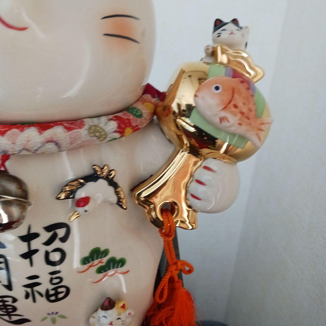 薬師窯 彩絵 招福大開運招き猫 (ちりめん 首輪.座布団付き) 置物