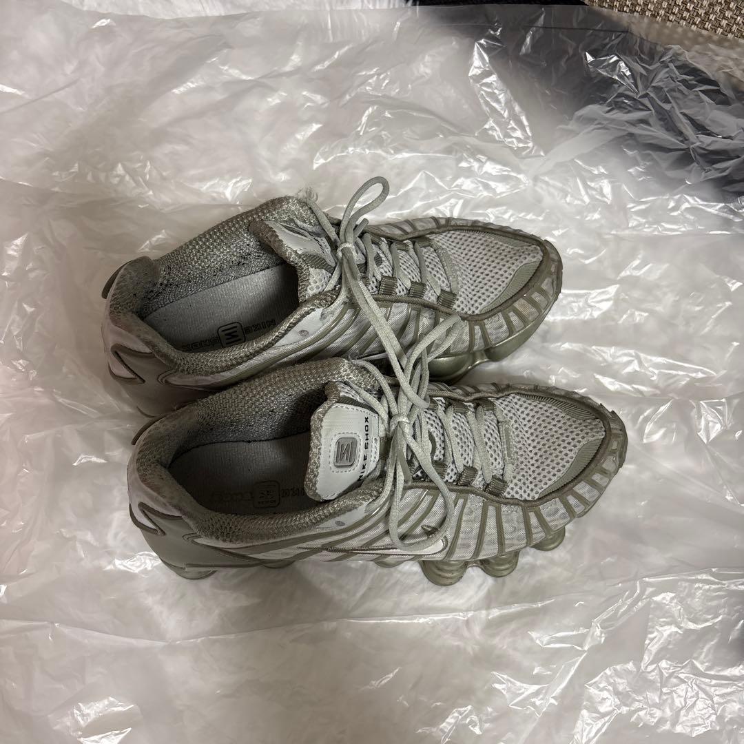 Nike Shox ホワイト/グレー スニーカー