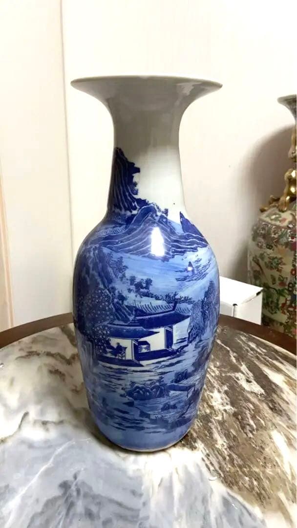 2体の価格 青白磁の花瓶 人物と風景の手描き絵