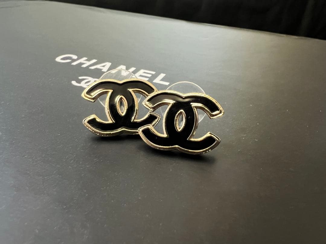 CCロゴピアス ブラック ゴールド