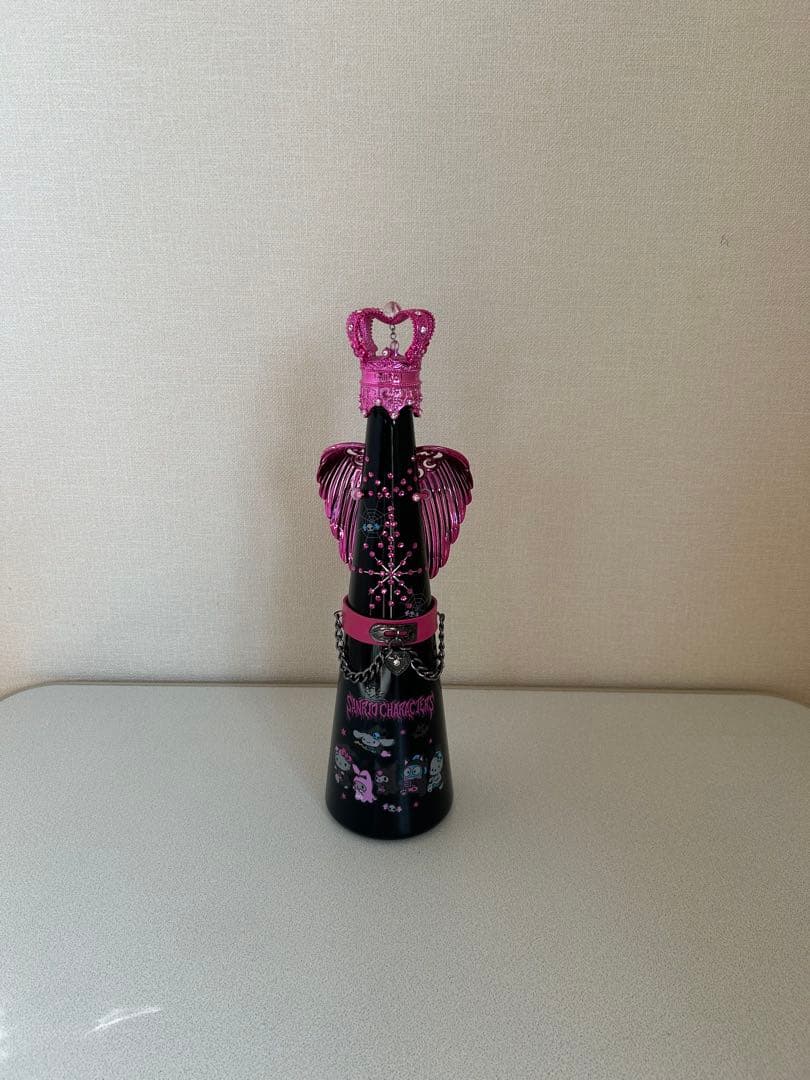 エレガントな黒とピンクのボトル