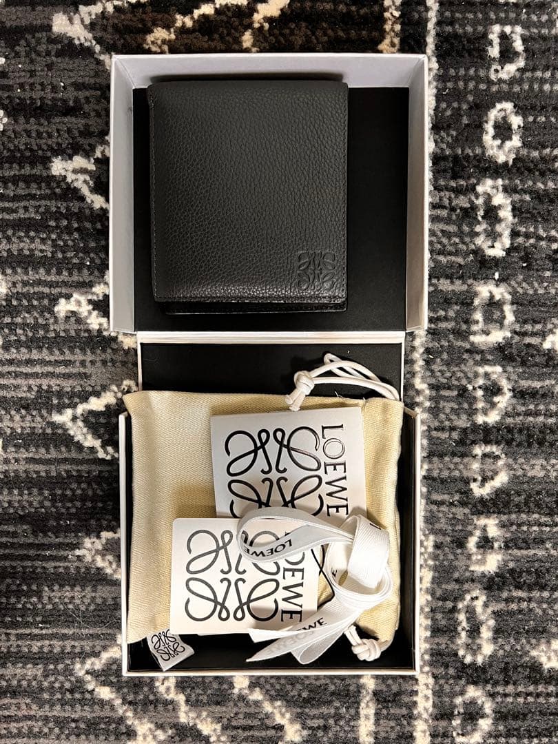 LOEWE 二つ折り財布 グレー 1月8日12時以降早い者勝ち