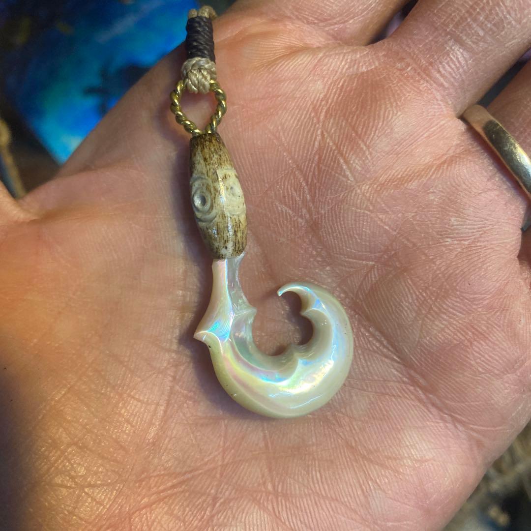夜光貝と牛の角ペンダント「水面の三日月」　ハワイアンジュエリー　ボーンカービング