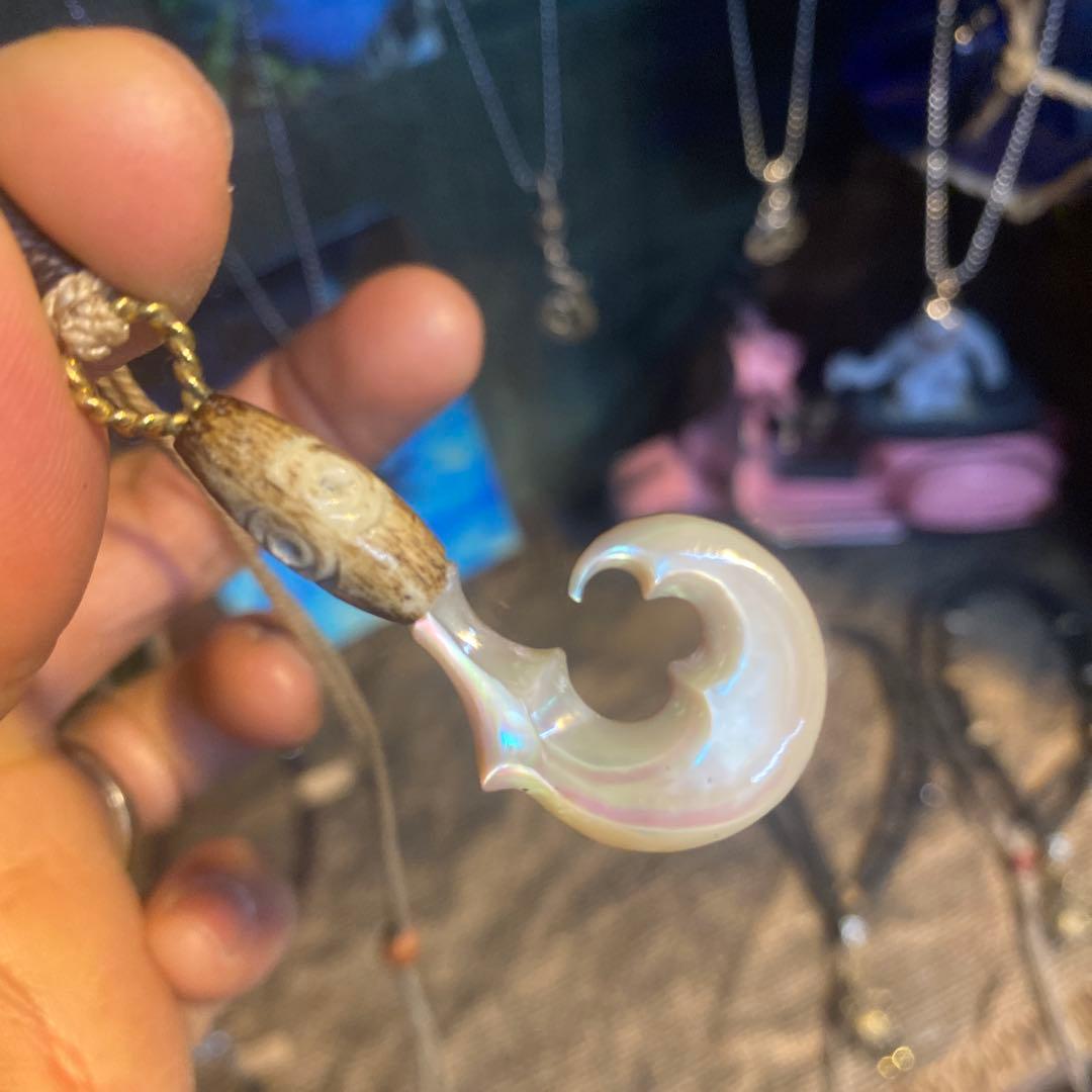 夜光貝と牛の角ペンダント「水面の三日月」　ハワイアンジュエリー　ボーンカービング