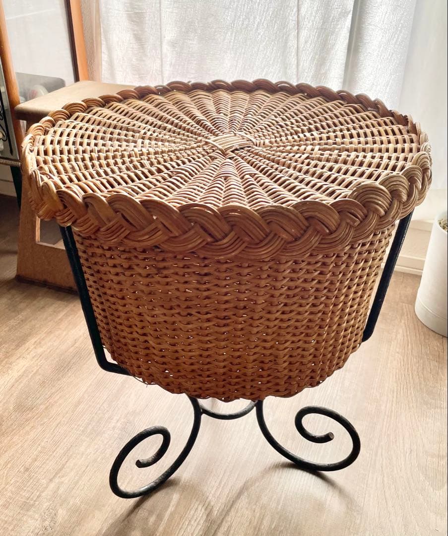 アンティーク 蓋付きカゴバスケット アイアンホルダー付き