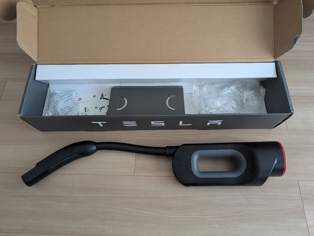 Tesla CHAdeMOアダプター