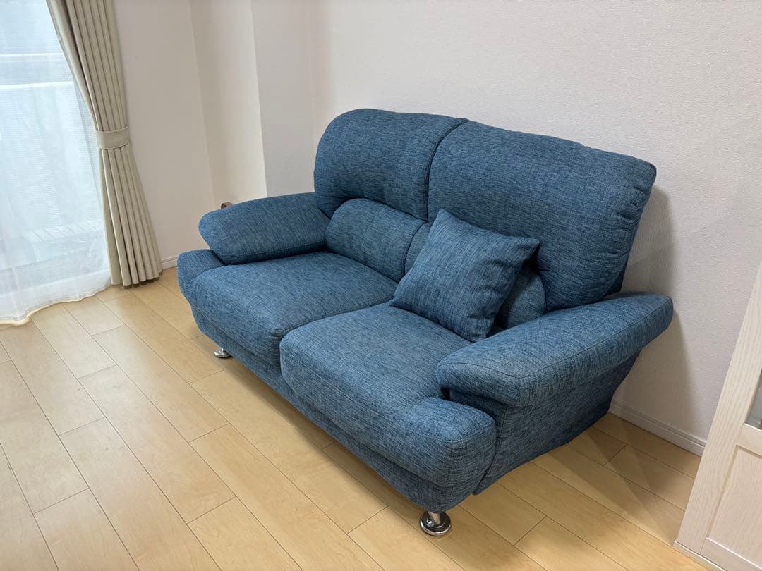 ニトリ　青い2人掛けソファ、クッション付き