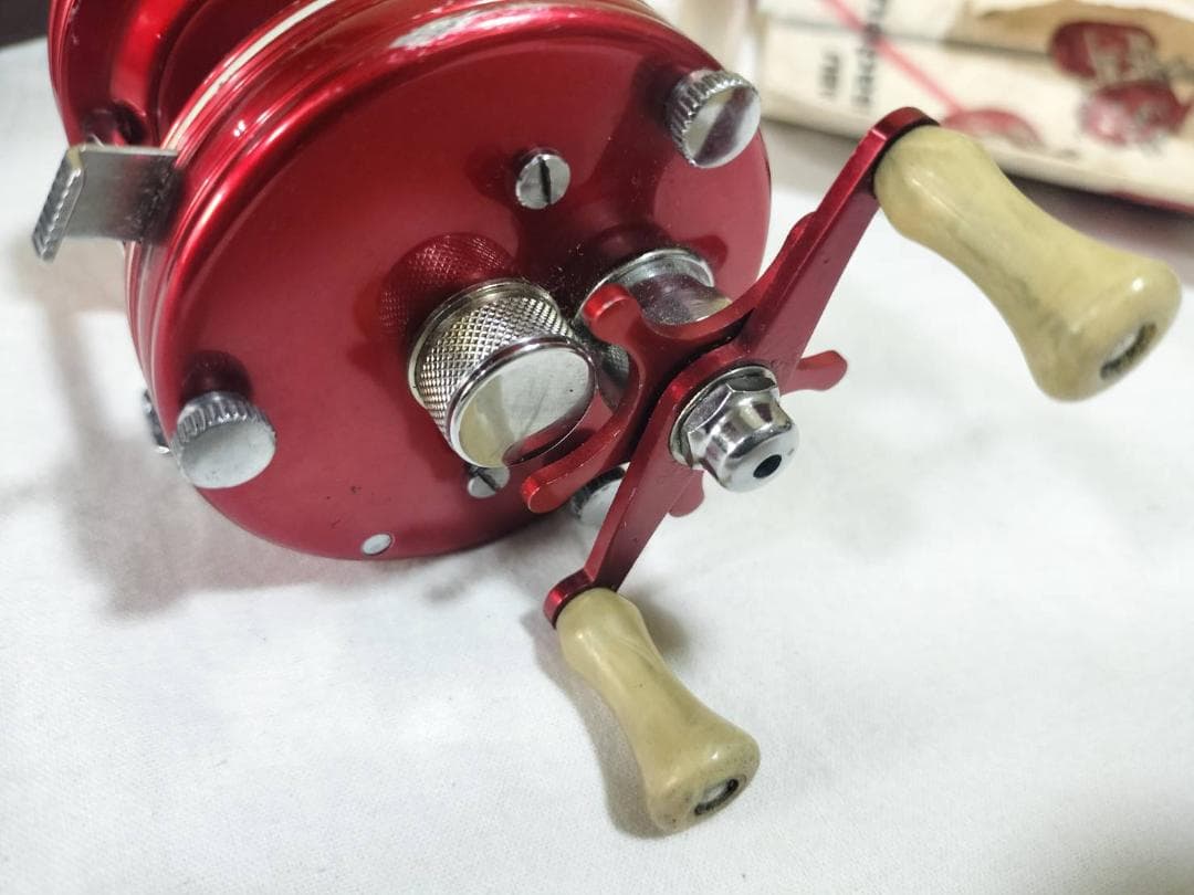 ABU GARCIA アブ アンバサダー 5000　4ネジ 赤　#435709