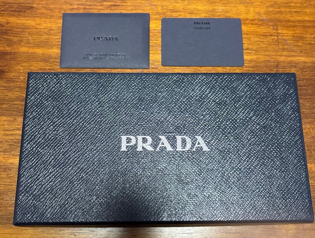 PRADA 黒長財布