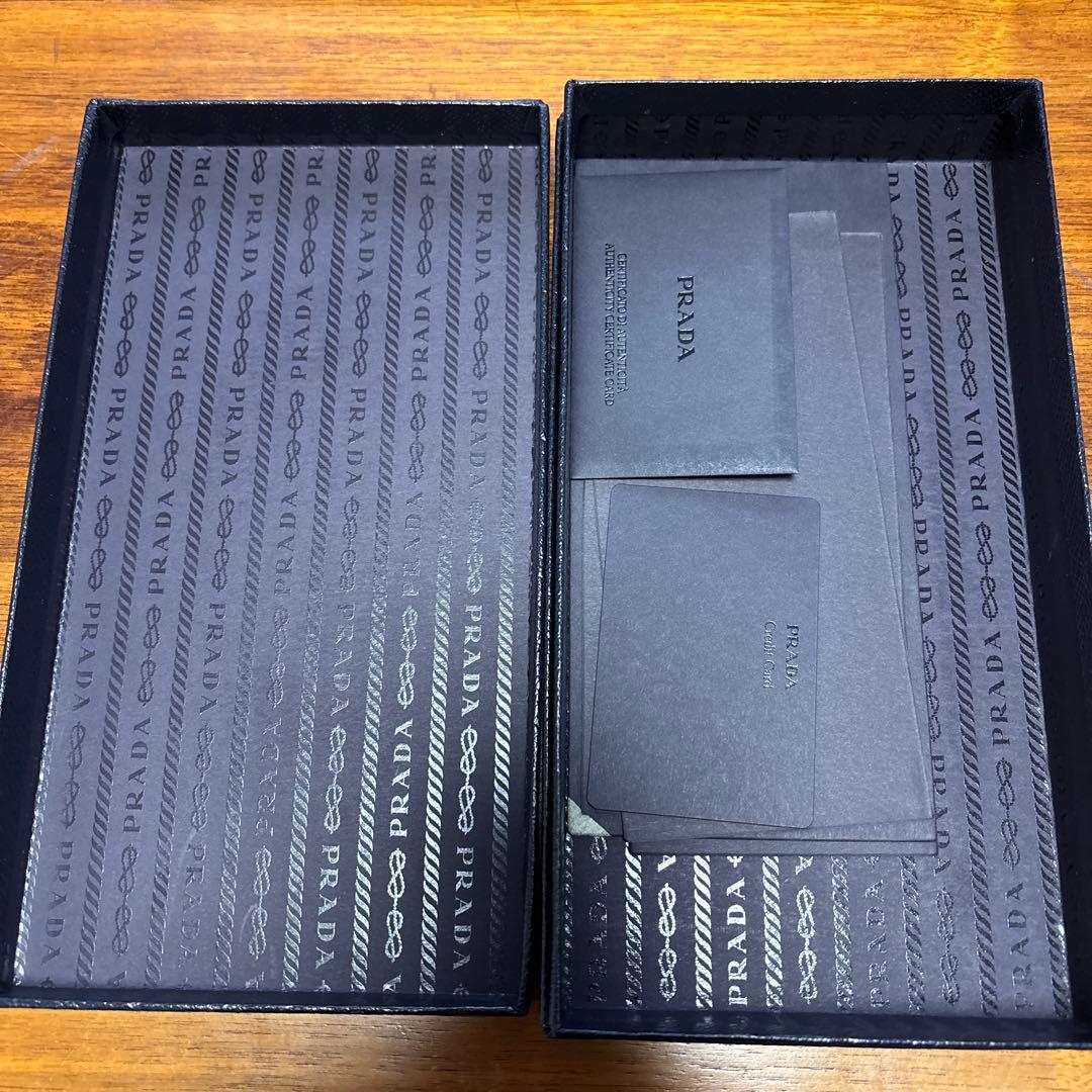 PRADA 黒長財布