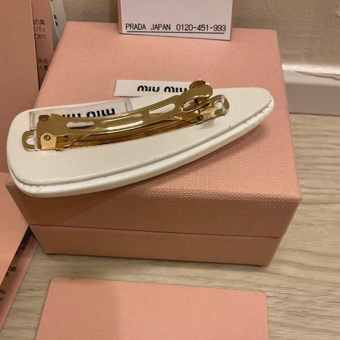 【サナ着用大人気】miumiu パテントレザーヘアクリップ ホワイト
