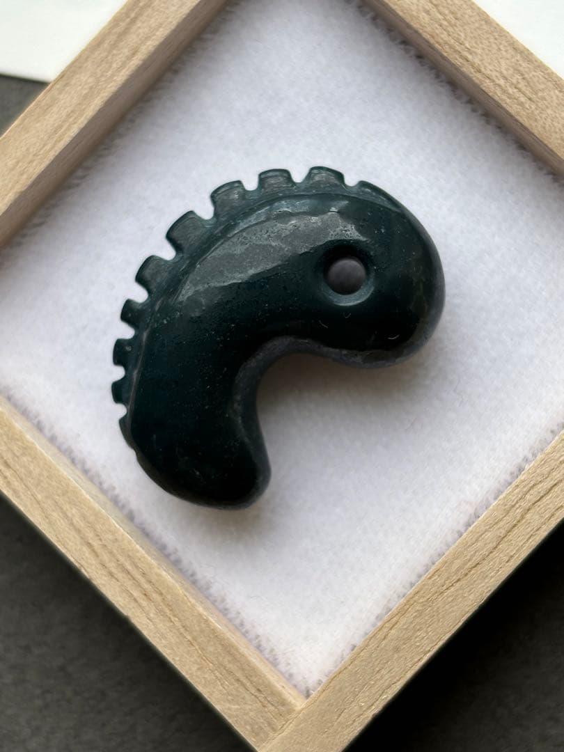 出雲石　勾玉　獣型　鬣型　碧玉　ブラッドストーン