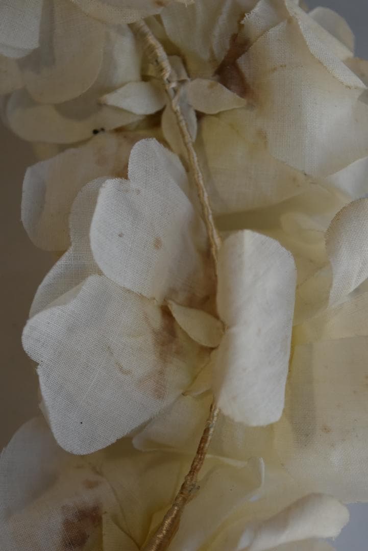 フランスアンティーク　朽ちたエクリュ色の美しい花冠（大）布花　ティアラ　ドール