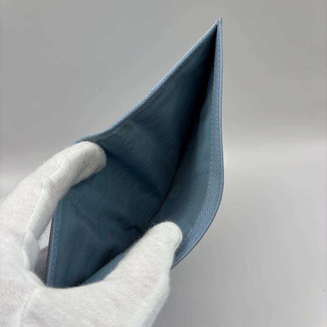 美品　PRADA 二つ折り財布　サフィアーノエンボス　ライトブルー 1MV204