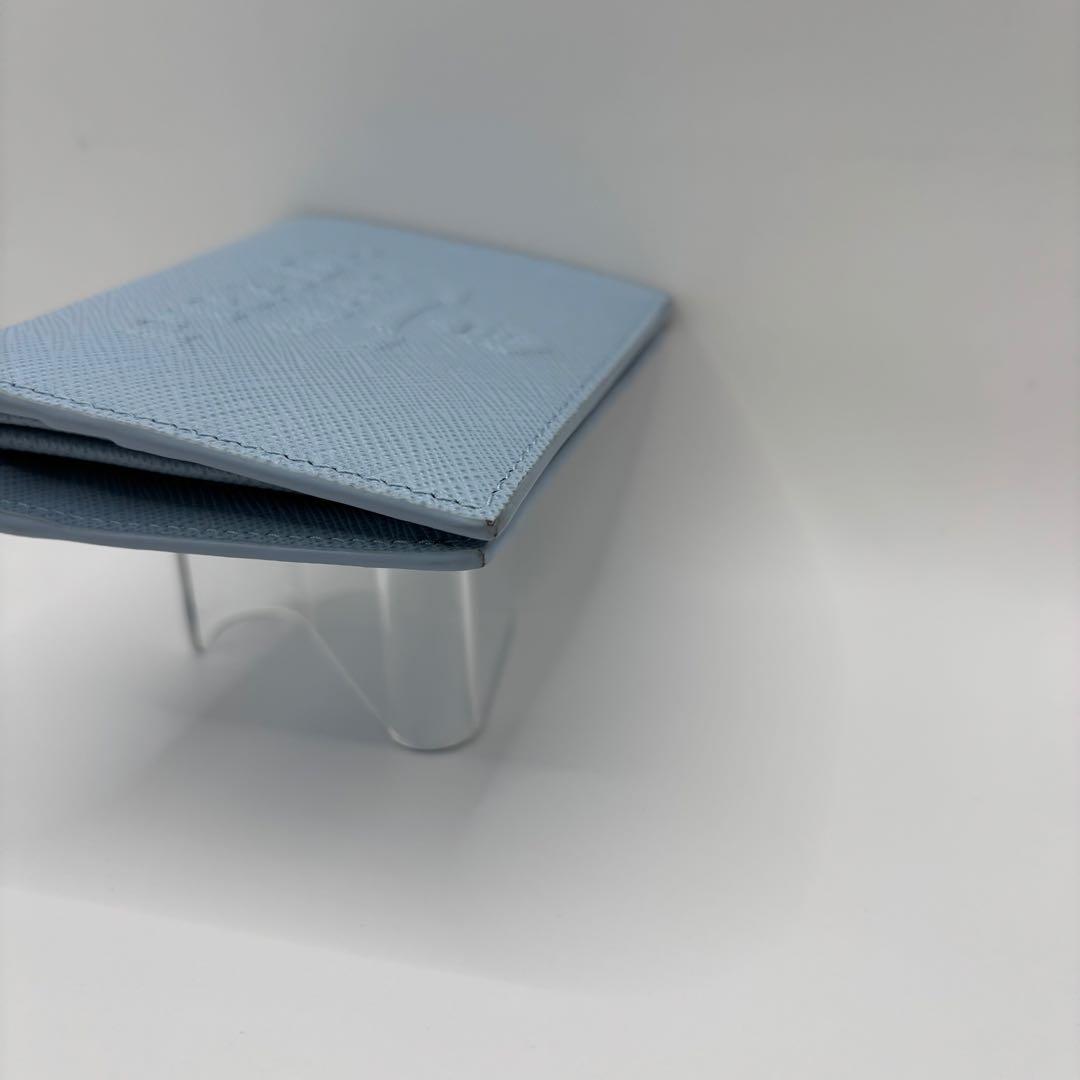 美品　PRADA 二つ折り財布　サフィアーノエンボス　ライトブルー 1MV204