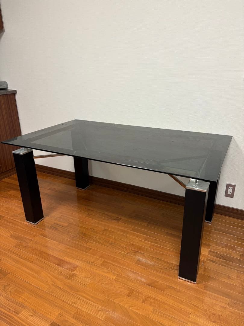 モダンなガラス天板ダイニングテーブル