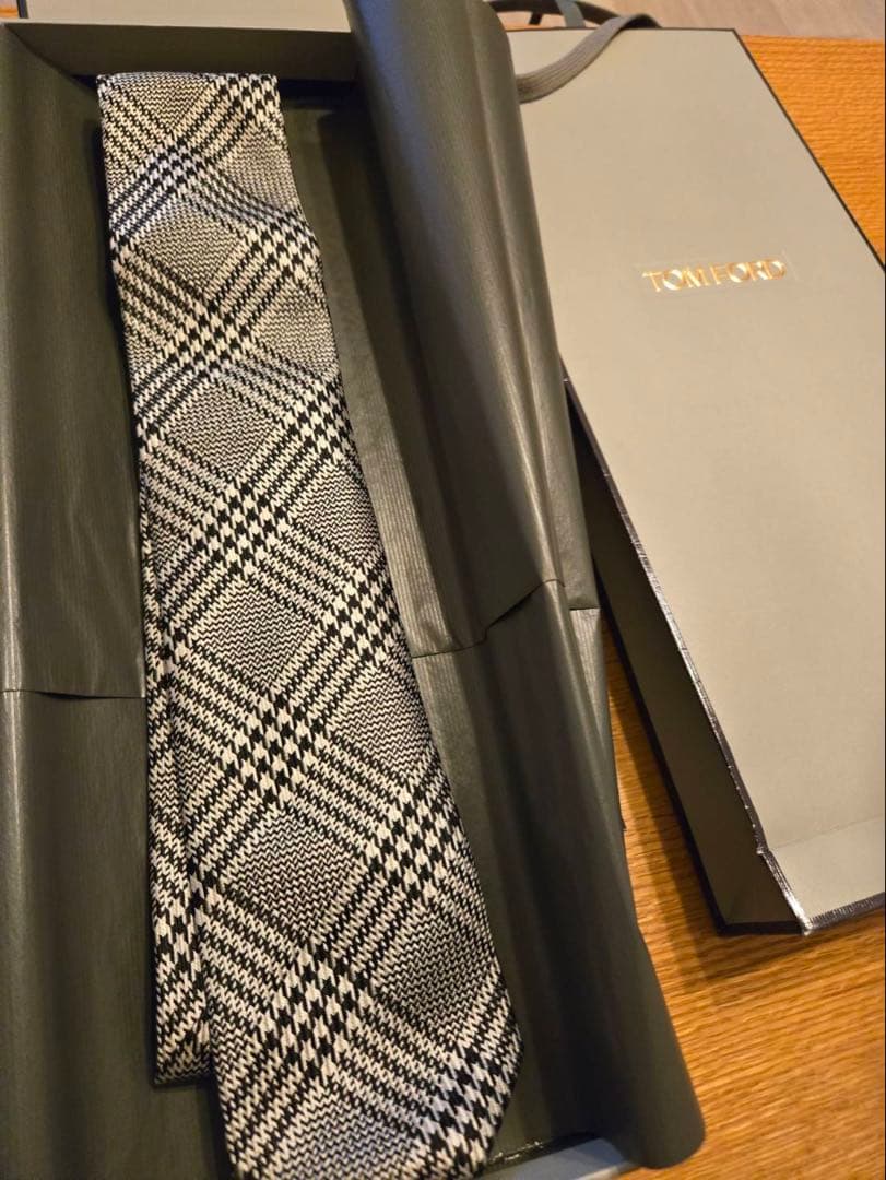 新品未使用TOM FORD 千鳥格子シルク100%ネクタイ
