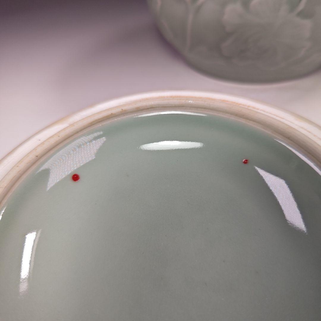 イ653 水指『龍泉窯』『青磁砧牡丹文　水指　替塗蓋付　共箱』茶道具