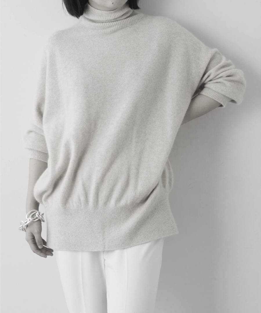 Whim Gazette タートルネックラフライトハイゲージニット　ラクーン混