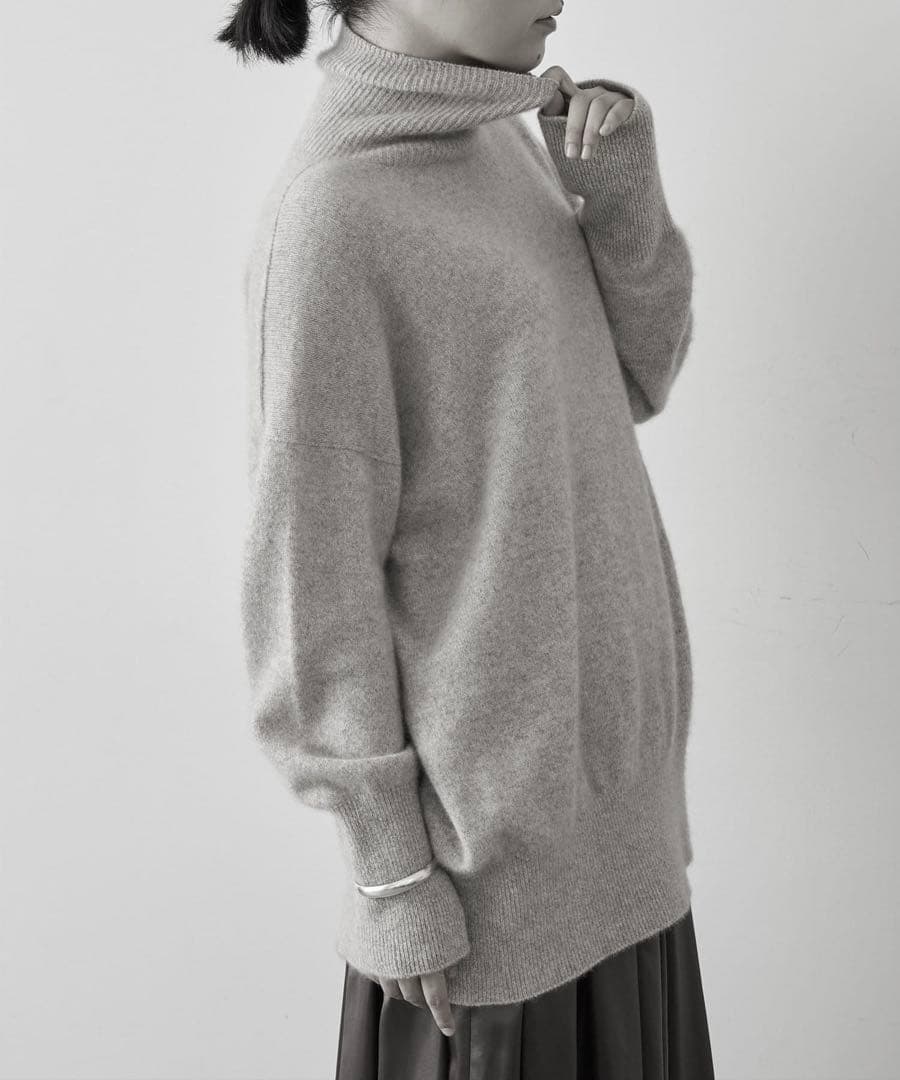 Whim Gazette タートルネックラフライトハイゲージニット　ラクーン混