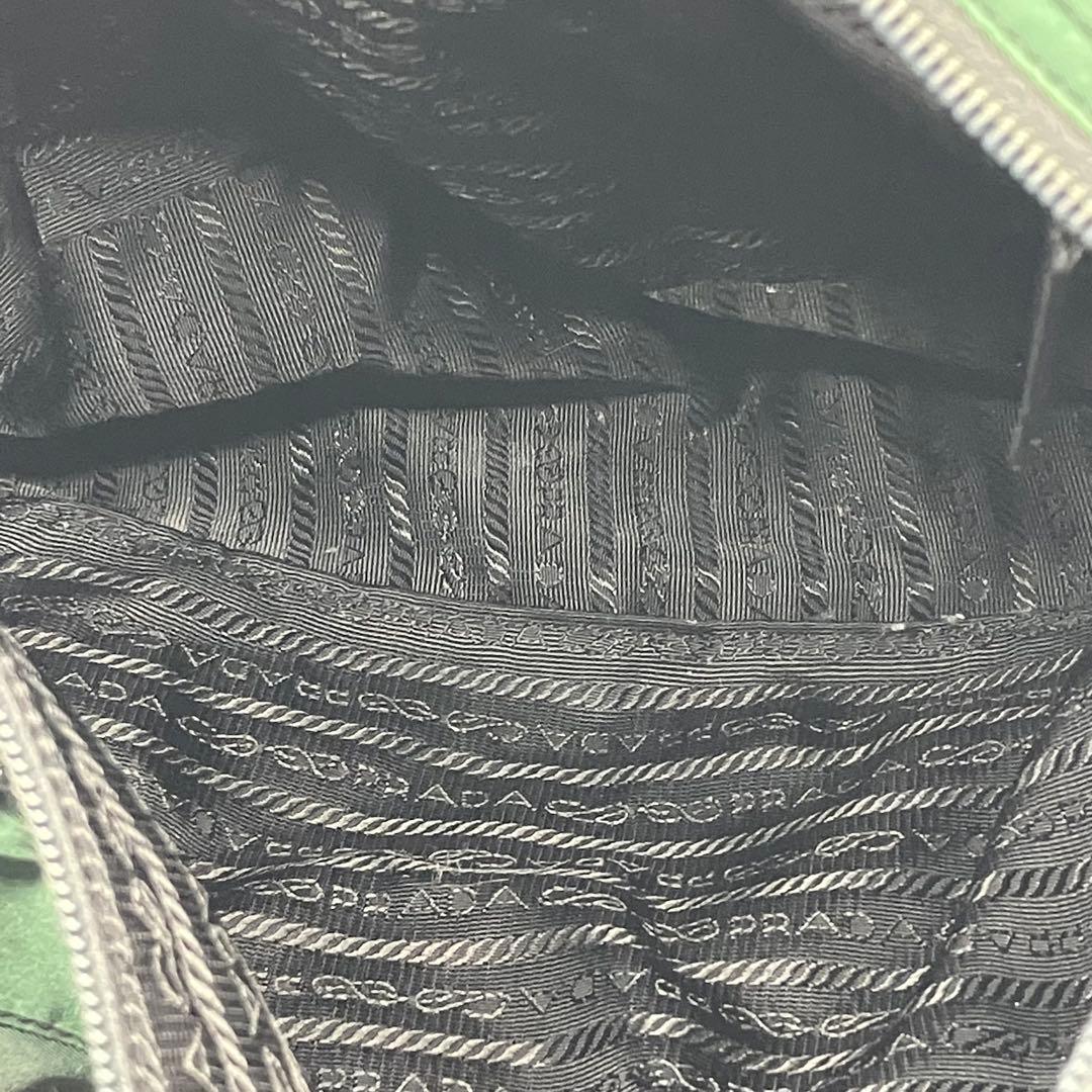 プラダ　ナイロン　メッセンジャーバッグ　三角プレート