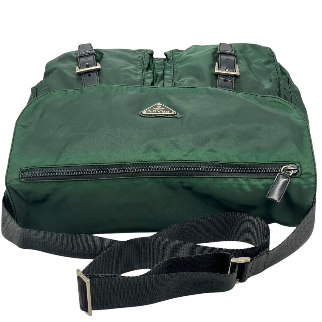 プラダ　ナイロン　メッセンジャーバッグ　三角プレート