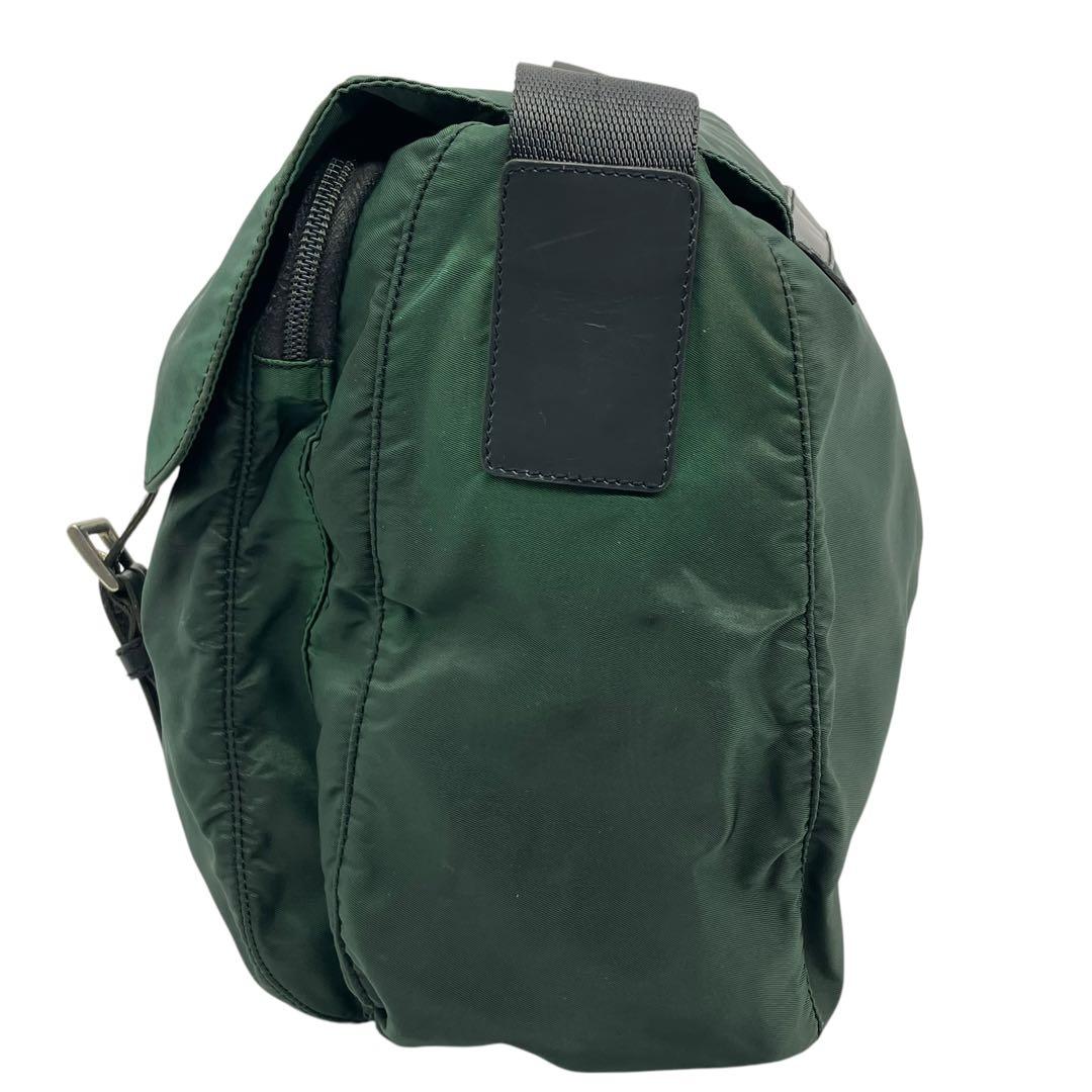 プラダ　ナイロン　メッセンジャーバッグ　三角プレート