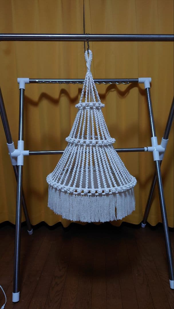 ネコ対策の　つり下げ　マクラメ　クリスマスツリー