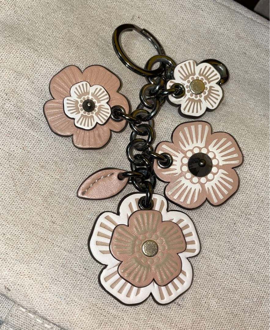 COACH フラワーモチーフ キーホルダー・キーリング