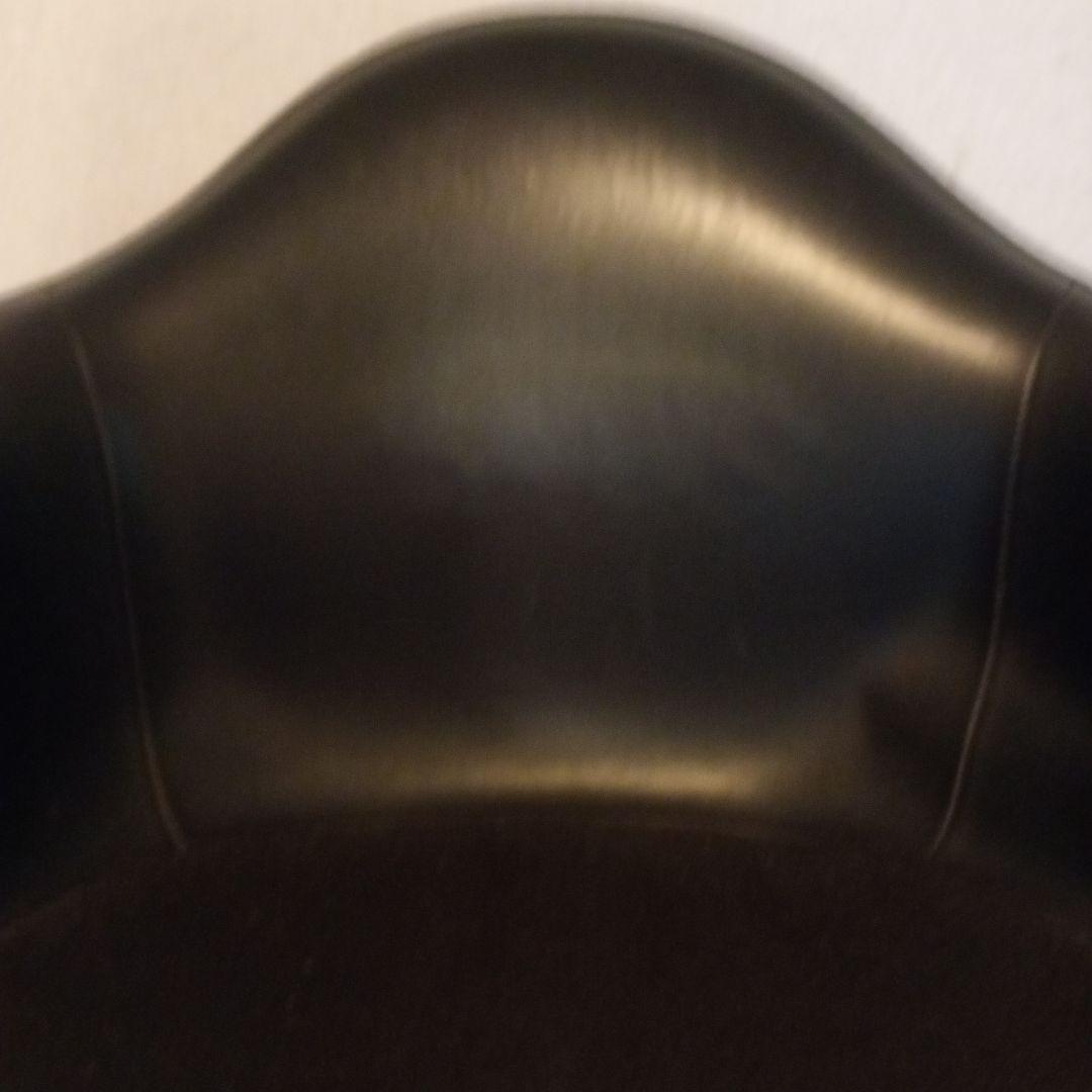 ハーマン・ミラー　レイ・イームズ　FRP製　黒　レザーアームチェア