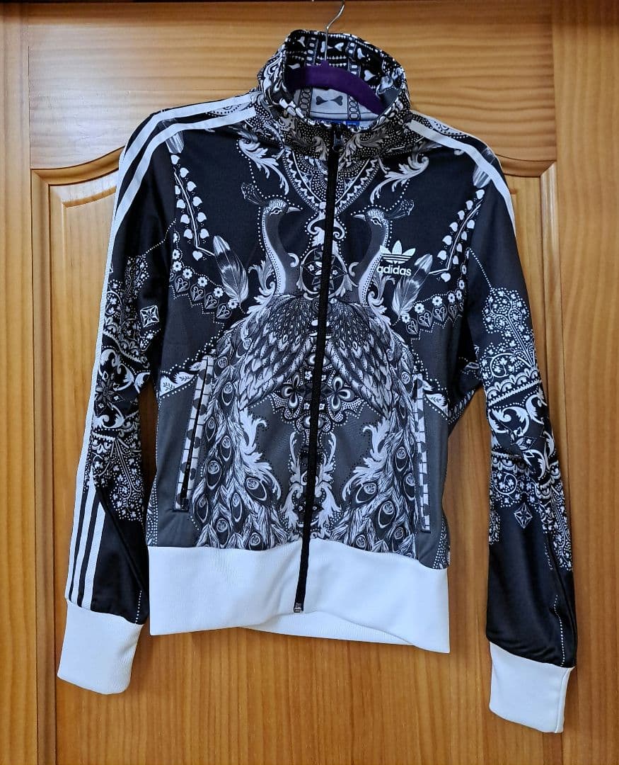 アディダスオリジナルス×ザ・ファーム・カンパニー トラックジャケット 孔雀柄