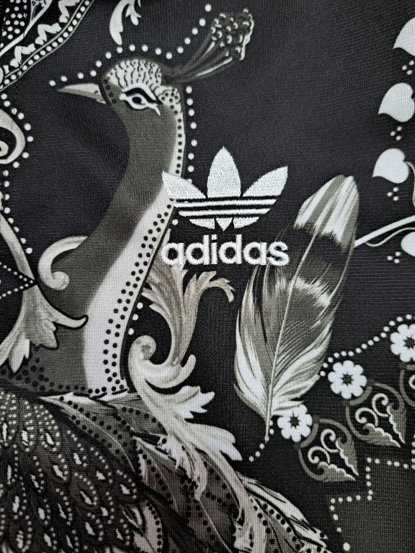 アディダスオリジナルス×ザ・ファーム・カンパニー トラックジャケット 孔雀柄