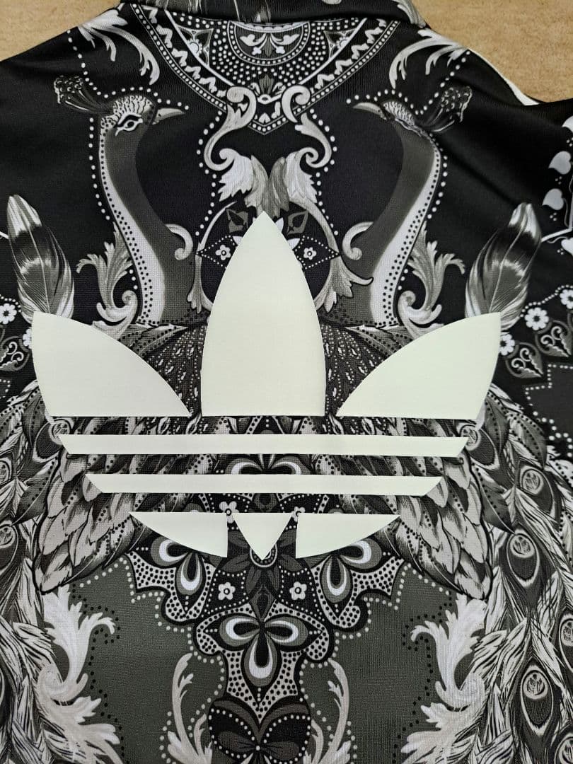 アディダスオリジナルス×ザ・ファーム・カンパニー トラックジャケット 孔雀柄