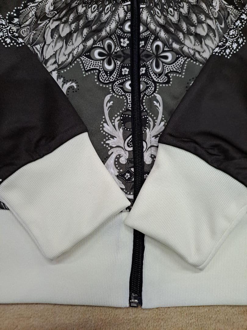 アディダスオリジナルス×ザ・ファーム・カンパニー トラックジャケット 孔雀柄