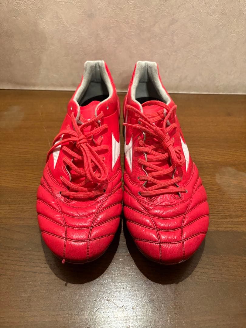 レッドレザーサッカースパイクシューズ