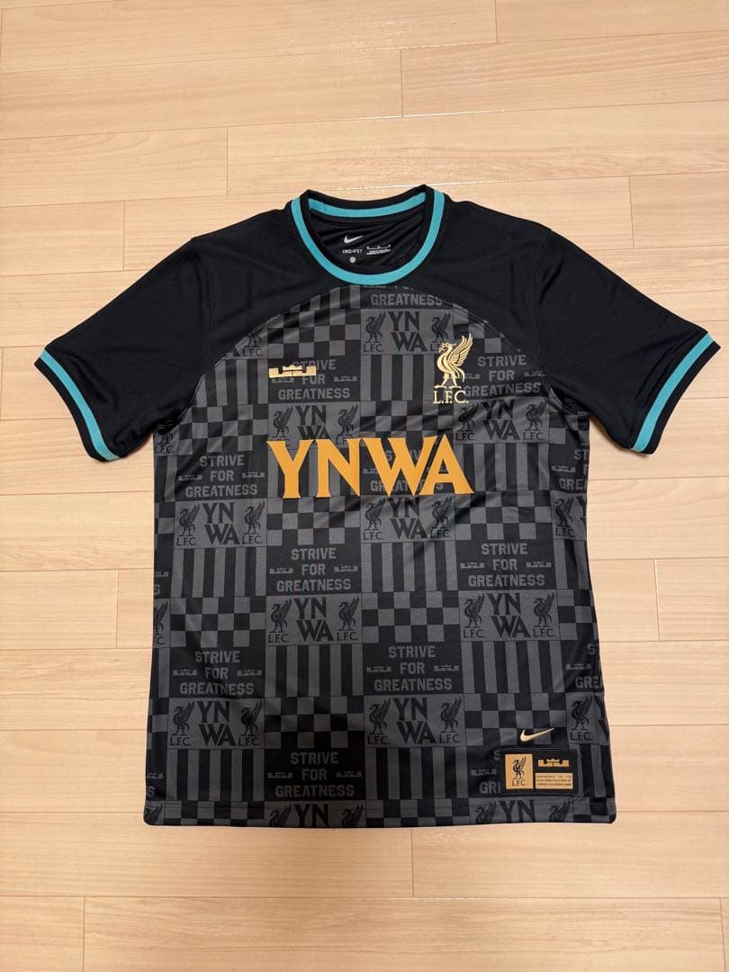 レブロン・ジェームズ × リヴァプールFC コラボユニフォーム